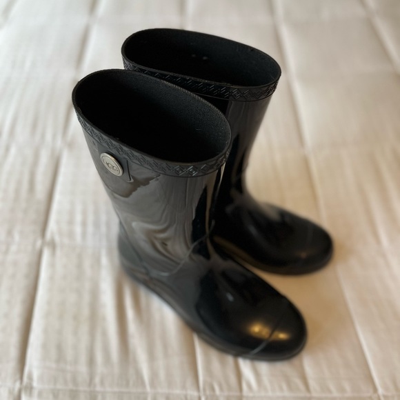 SOLD UGG Black Sienna Sherpa Insole Shiny Rain Boot Size 6/6.5 - Picture 6 of 16